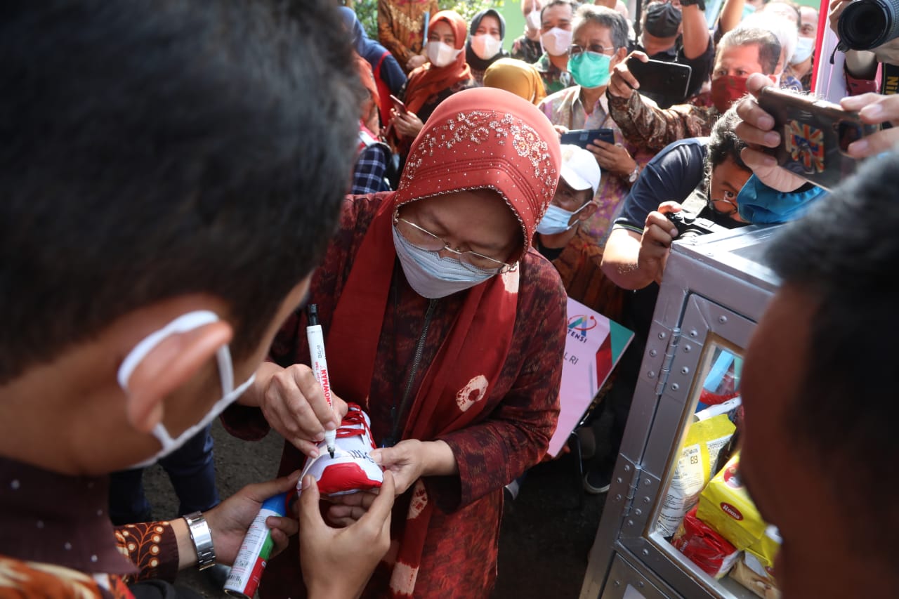 Mendadak Sales, Mensos Lelang Sepatu sampai Biskuit Dagangan Penyandang Disabilitas