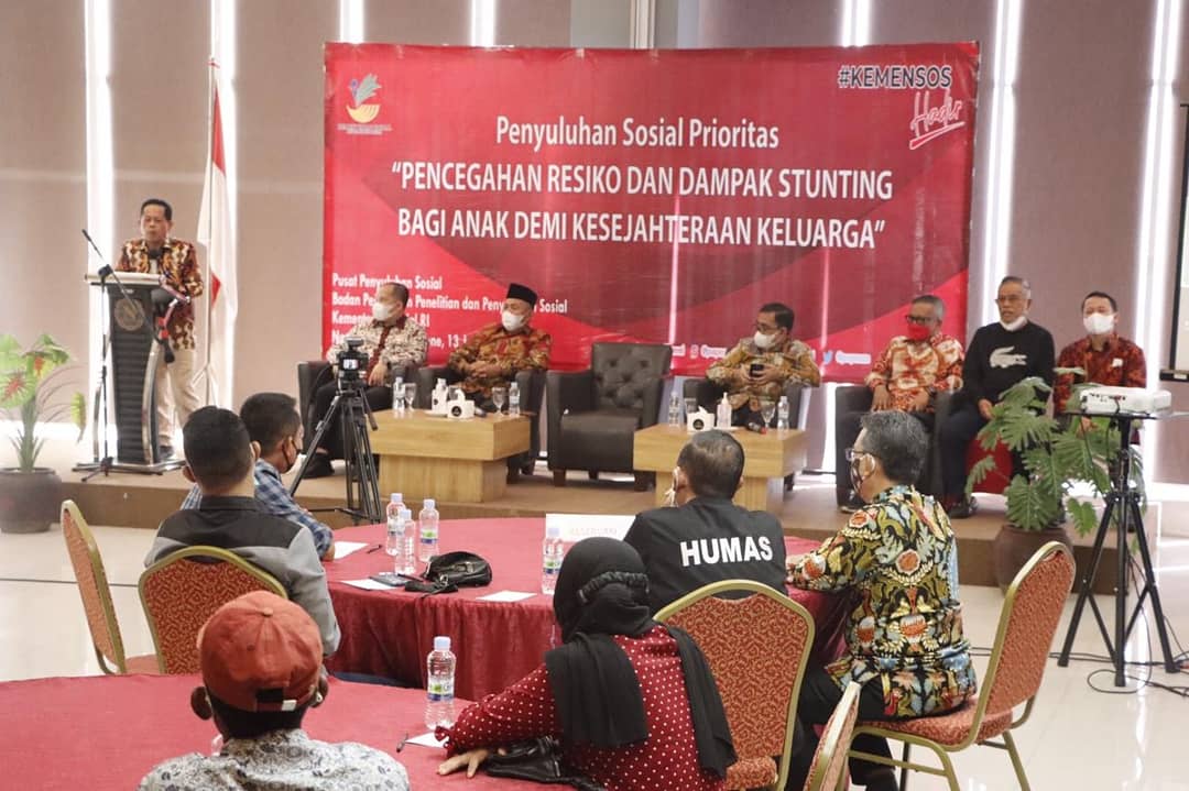 Sambangi Bone, Anggota Komisi VIII DPR RI Menyerahkan Simbolis Bantuan ATENSI Lanjut Usia