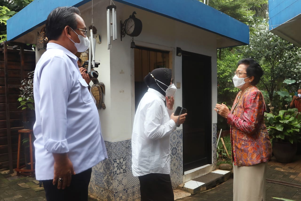 Social Minister Meets Mrs. Inten Soeweno