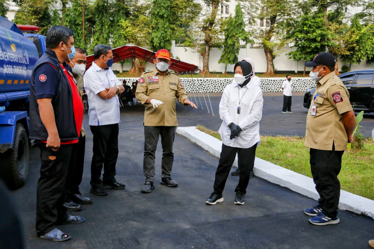 Mensos Tinjau Dapur Umum di TMPNU Kalibata