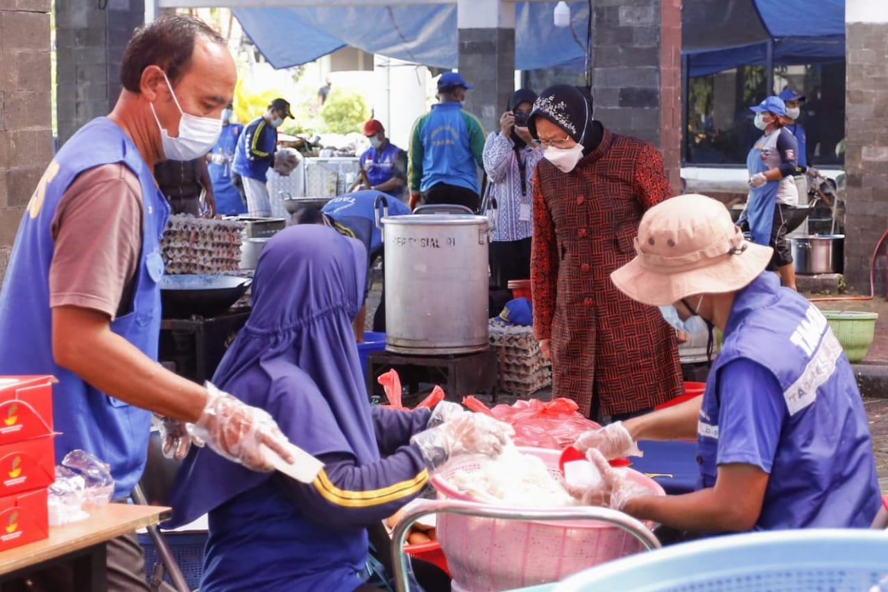 Monitoring Intensif Operasional Dapur Umum, Mensos Risma Pastikan Pemenuhan Kebutuhan Makan dan Nutrisi Masyarakat selama PPKM Darurat