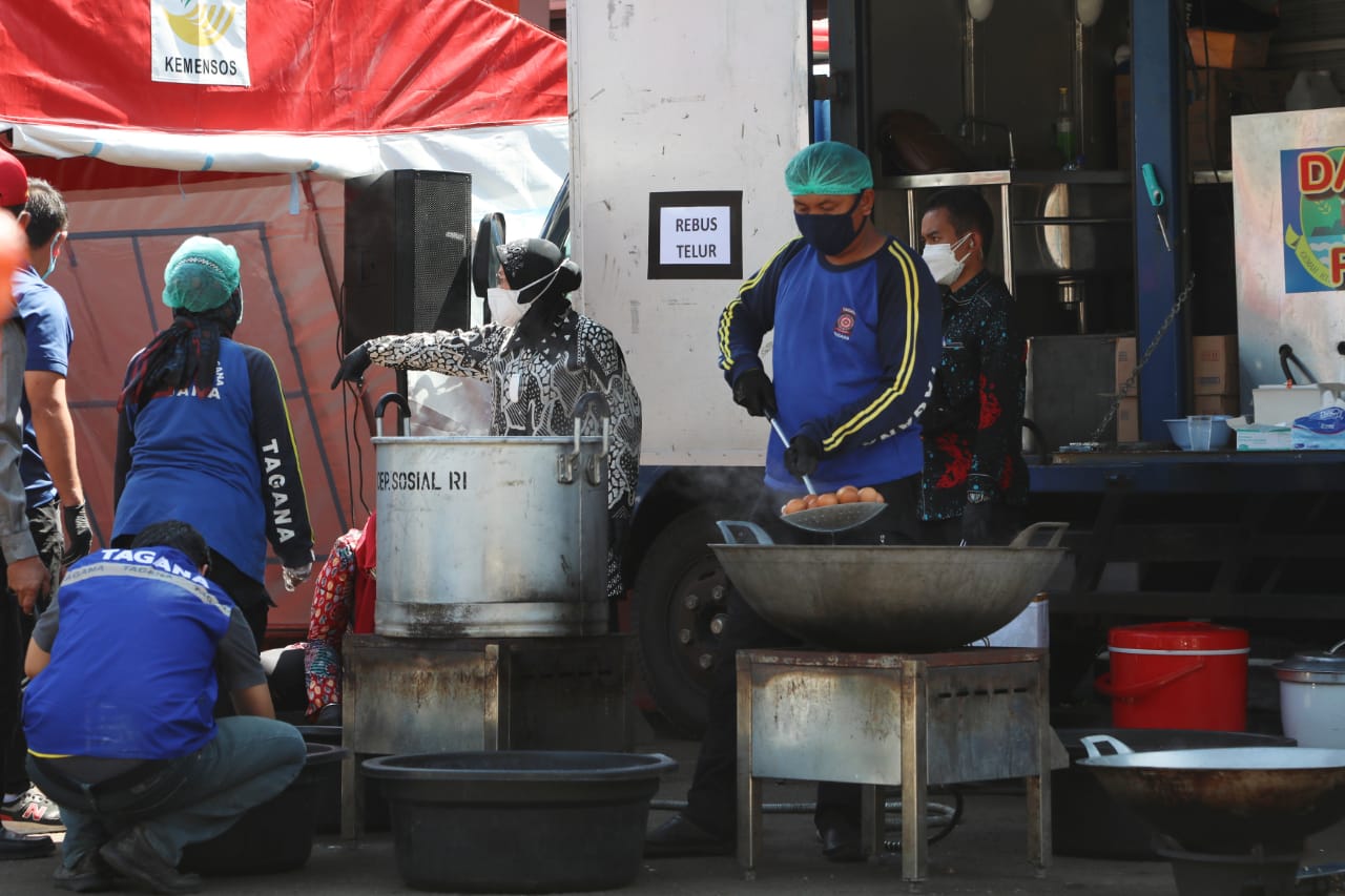 Mensos Tinjau Kesiapan Dapur Umum di Balai "Wyata Guna"