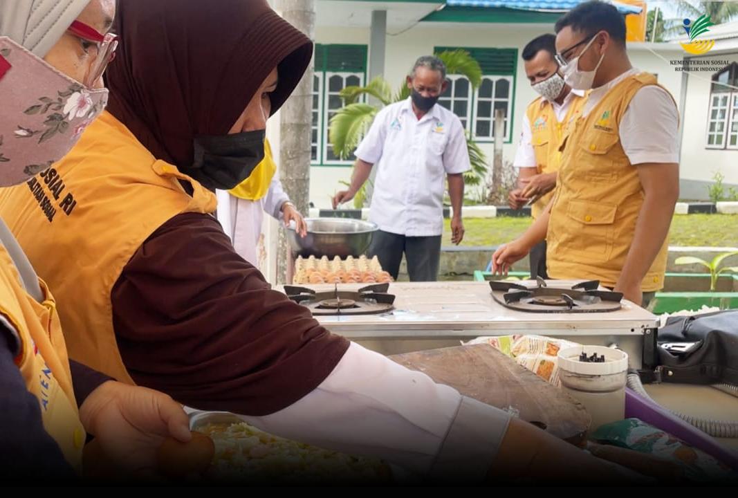 Balai Wasana Bahagia Ternate Dirikan Dapur Umum dan Distribusikan Makanan Siap Saji