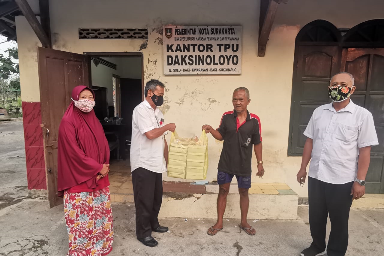 Dapur Umum Balai Besar "Prof. Dr. Soeharso" Bagikan Makanan Siap Saji Saat PPKM Darurat