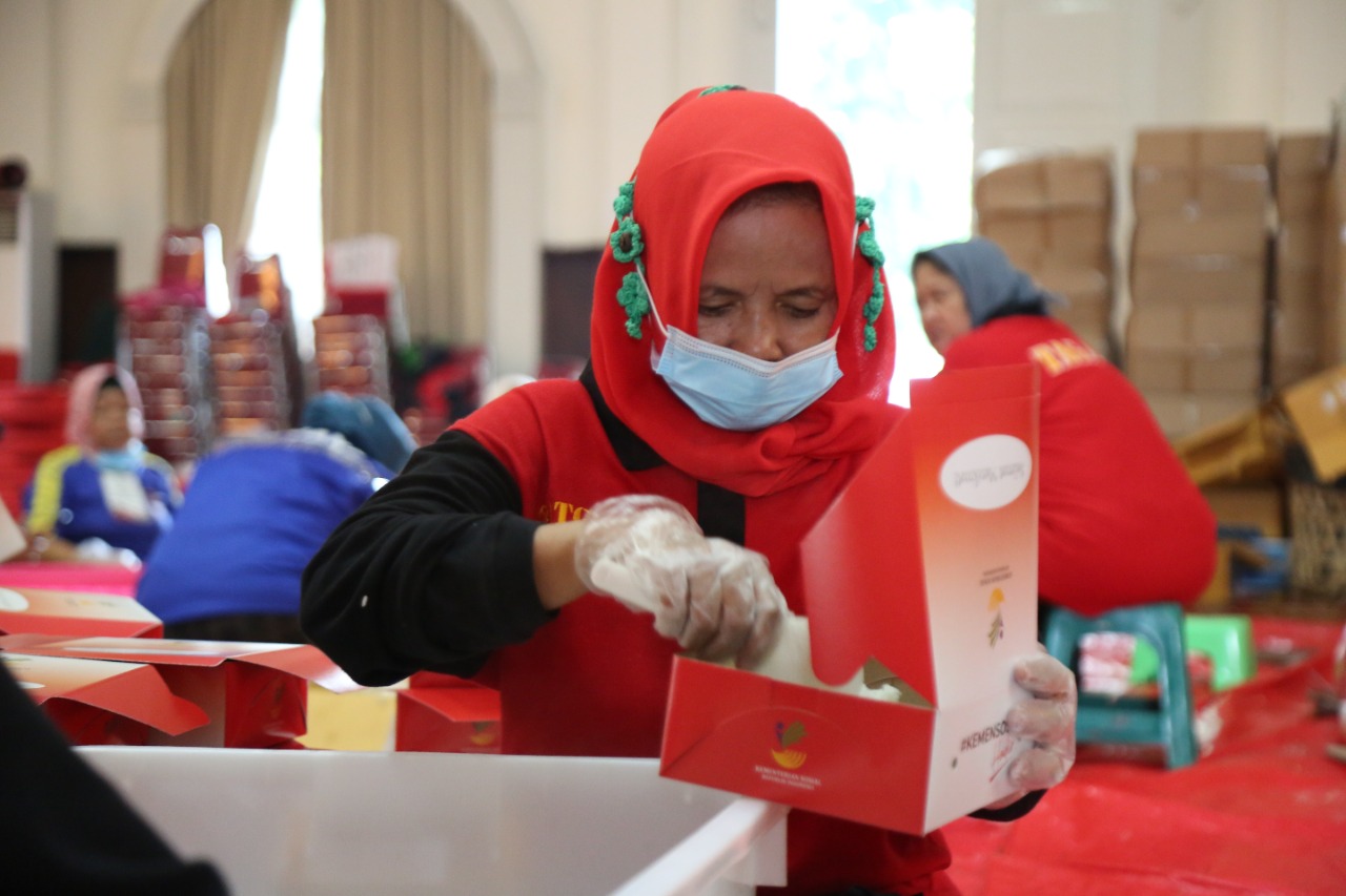 Dapur Umum Kemensos 'Supply' Makanan Siap Saji untuk Nakes dan Penerima Manfaat