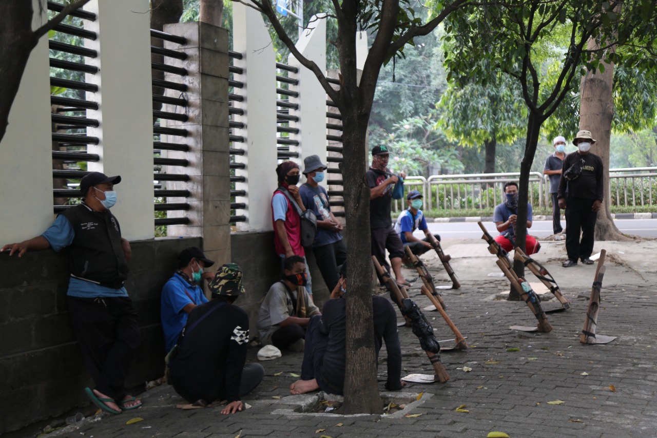 Kuli Sindang dan Pemulung Terima Makanan Siap Saji dari Kemensos