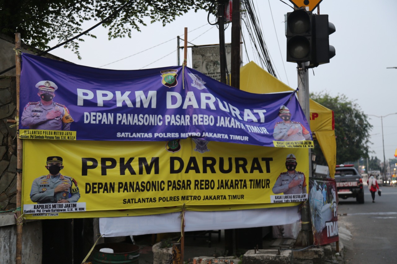 Petugas PPKM Darurat Terima Makanan Siap Saji dari Kemensos