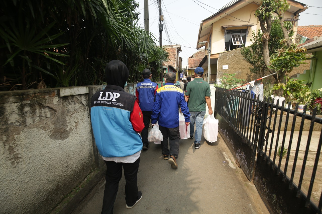 BRSPDSN "Wyata Guna" Bandung Rutin Salurkan Makanan ke Rumah-rumah Warga Isoman