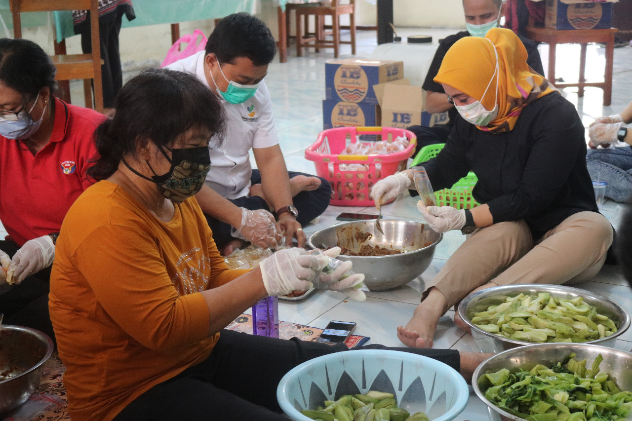 Balai Karya "Bahagia" Serahkan 1.975 Butir Telur dan 560 Nasi Kotak kepada Satgas COVID-19