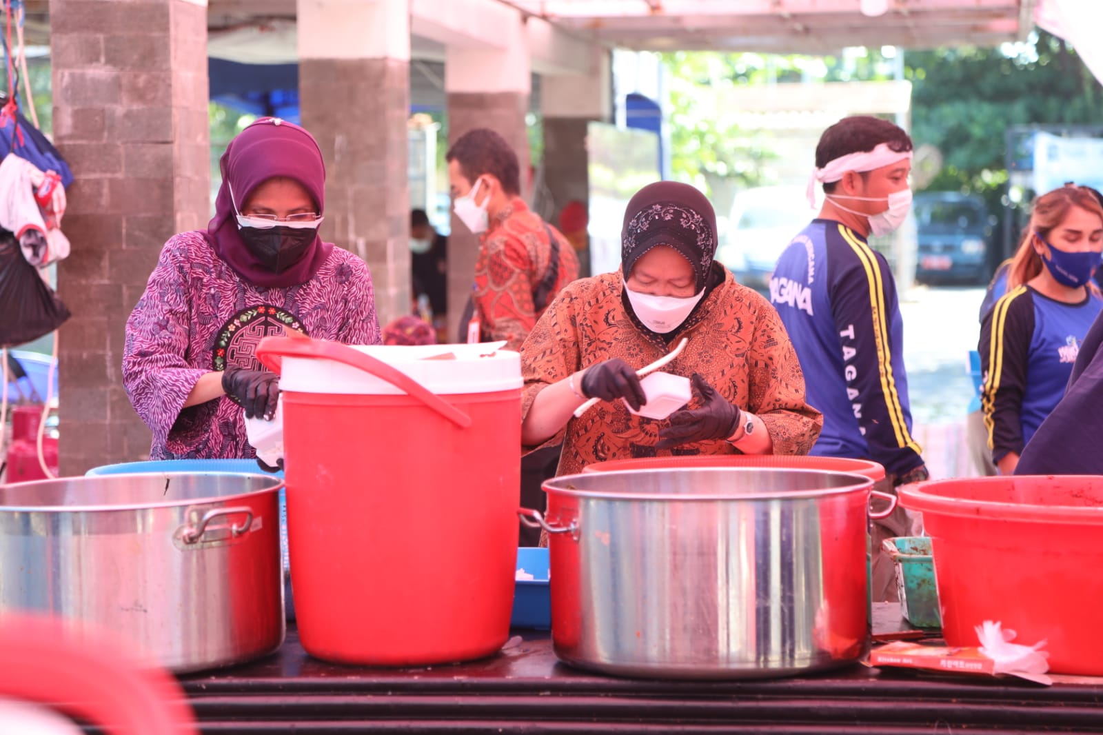 Mensos Risma Tengok Dapur Umum Tagana di Surabaya