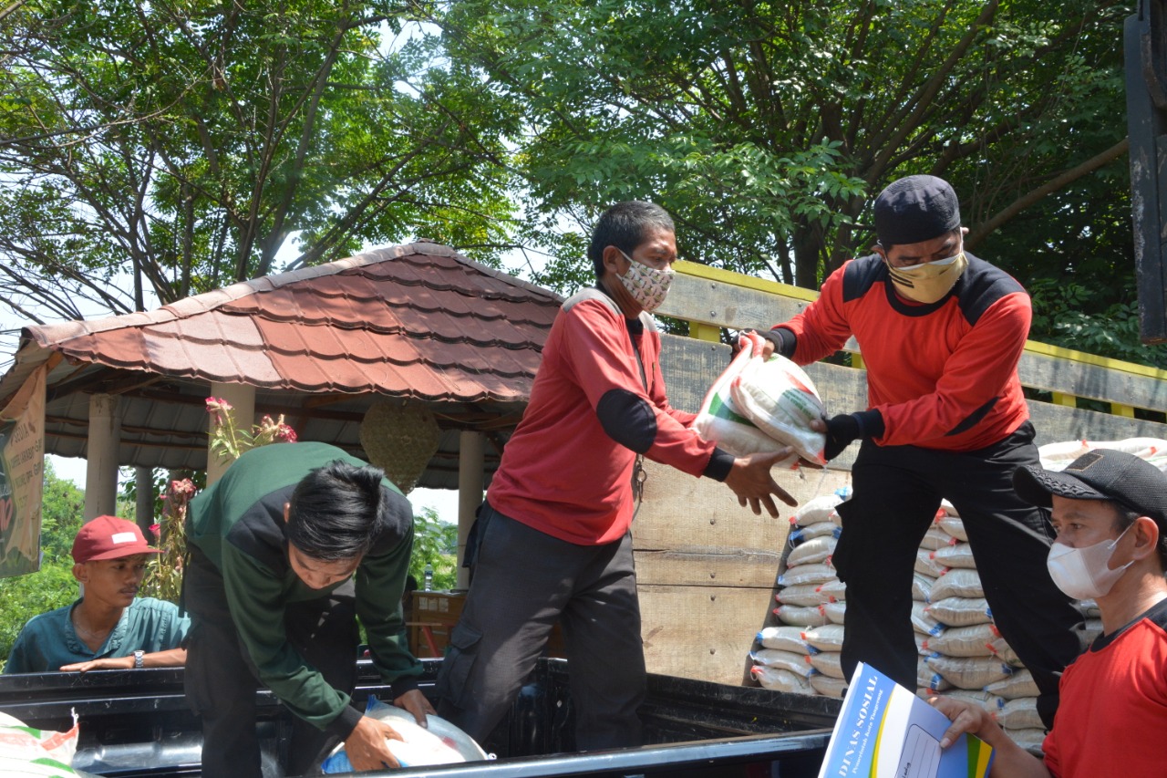 The MoSA Distributes 3,000 Rice Packages for Residents Affected by Emergency PPKM in Tangerang City