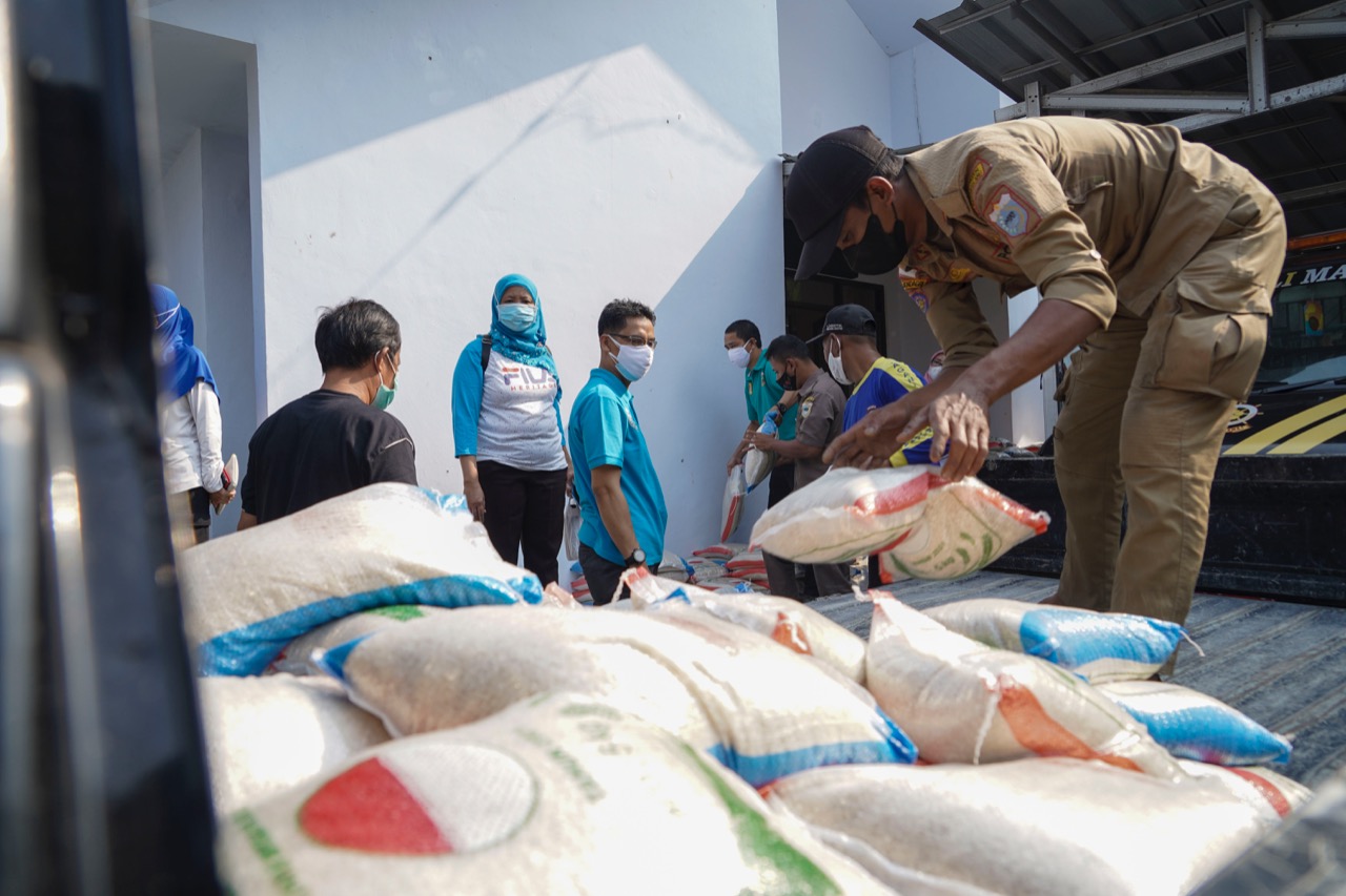 3.000 Paket Beras Mulai Disalurkan di Pandeglang, Banyak Warga Terbantu