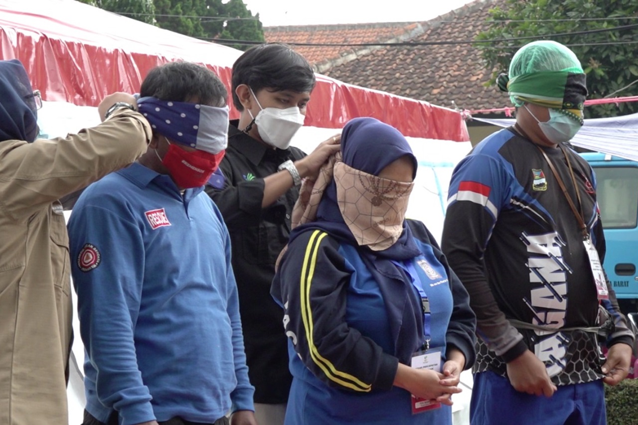 Lomba Lipat Kardus Makanan Siap Saji antara Penerima Manfaat BRSPDSN “Wyata Guna” Bandung dan Tagana