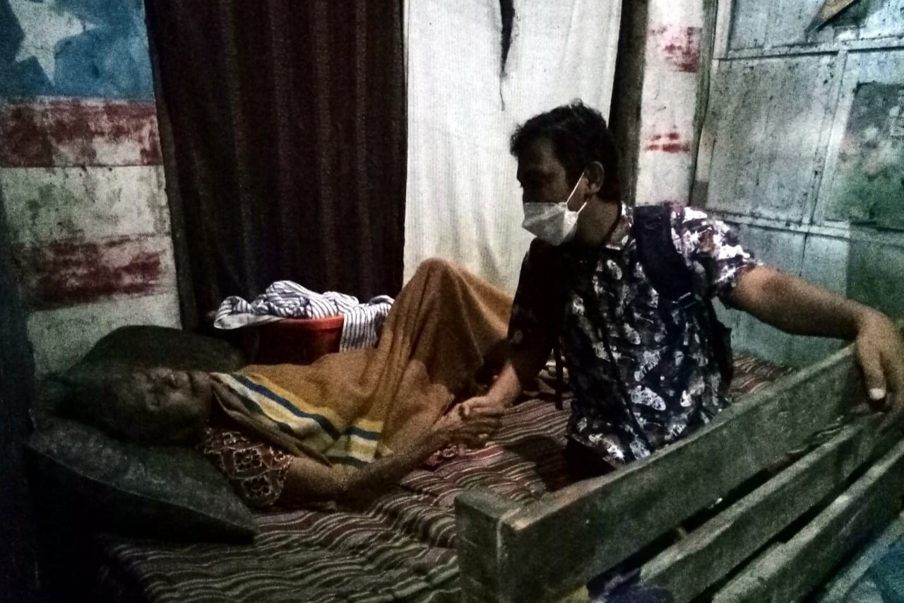 Kemensos Salurkan Bantuan ATENSI Berbasis Keluarga untuk Mbah Surip