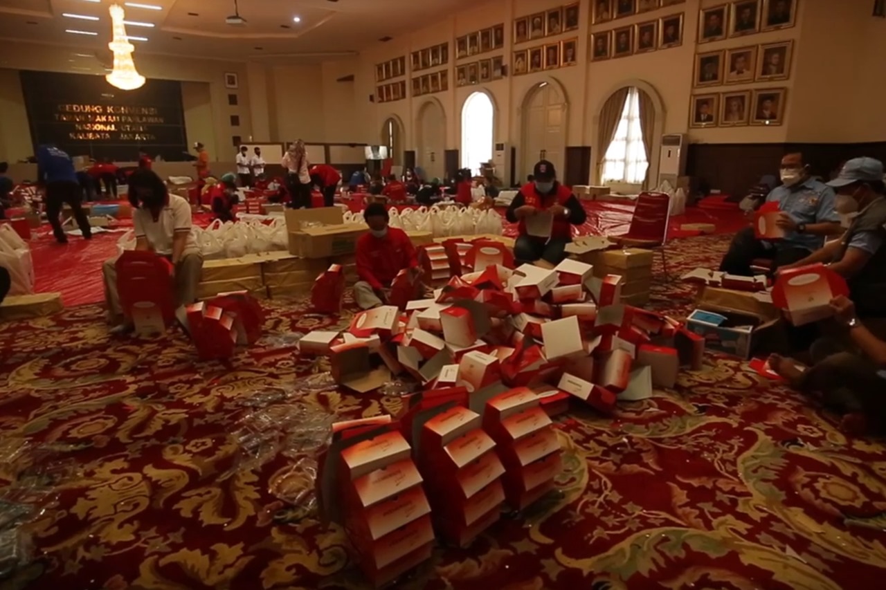 Scavengers to Hoe Coolies of Sindang Receive Boxed Rice Assistance from the Ministry of Social Affairs