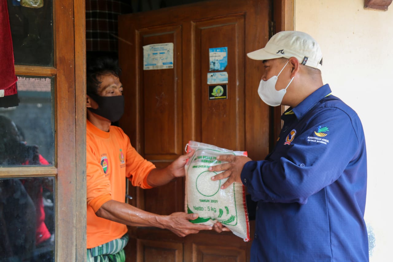 Laundry Workers, Ice Traders, and Vegetable Traders are Happy to be Part of the 3,000 Rice Aid Recipients in Bogor