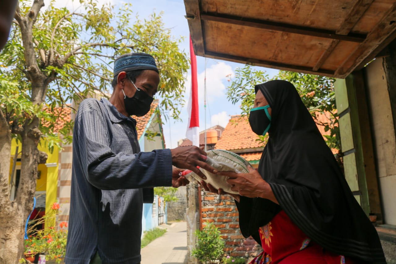 3.000 Keluarga di Karawang Terima Bantuan Beras dari Kemensos