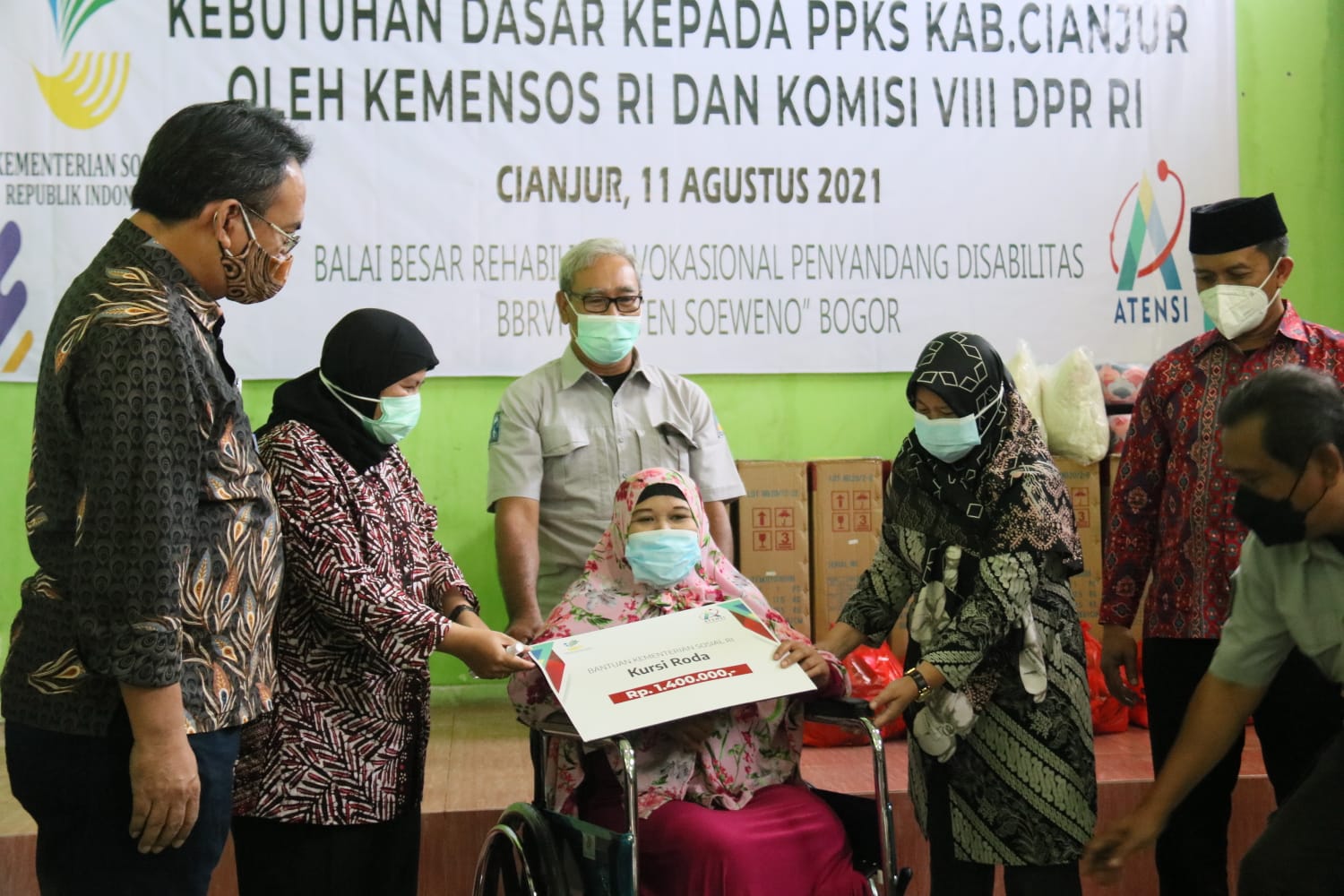 Kemensos Salurkan Bantuan Kursi Roda dan Kebutuhan Dasar untuk PPKS