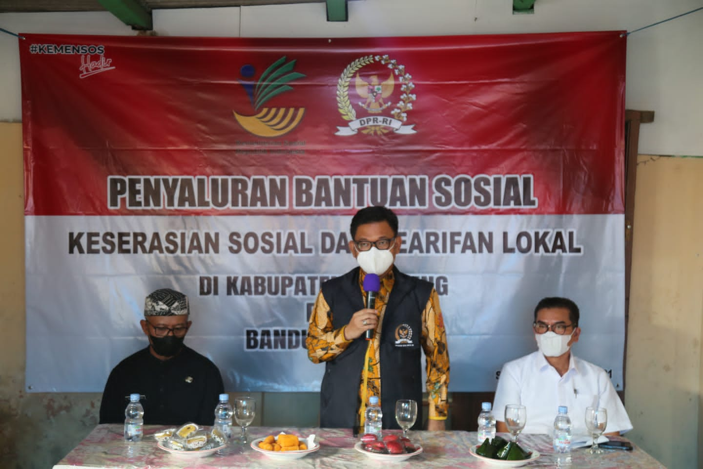 Penyaluran Bantuan Sosial untuk Program Keserasian Sosial dan Kearifan Lokal di Kabupaten Bandung dan Bandung Barat