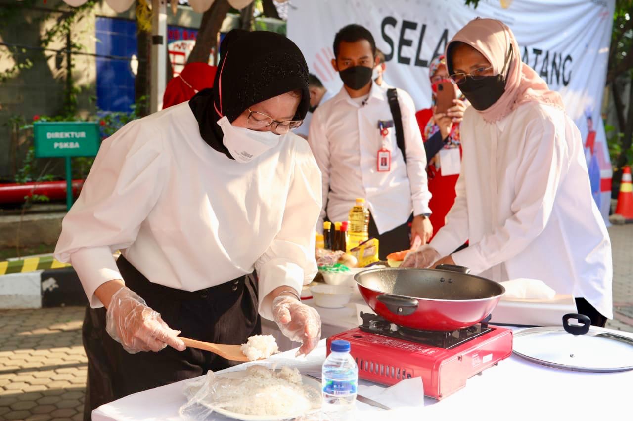 Tutup Kegiatan Peringatan HUT ke-76 RI, Mensos Galang Dana Amal dengan Lelang Nasi Goreng Untuk Kegiatan Sosial