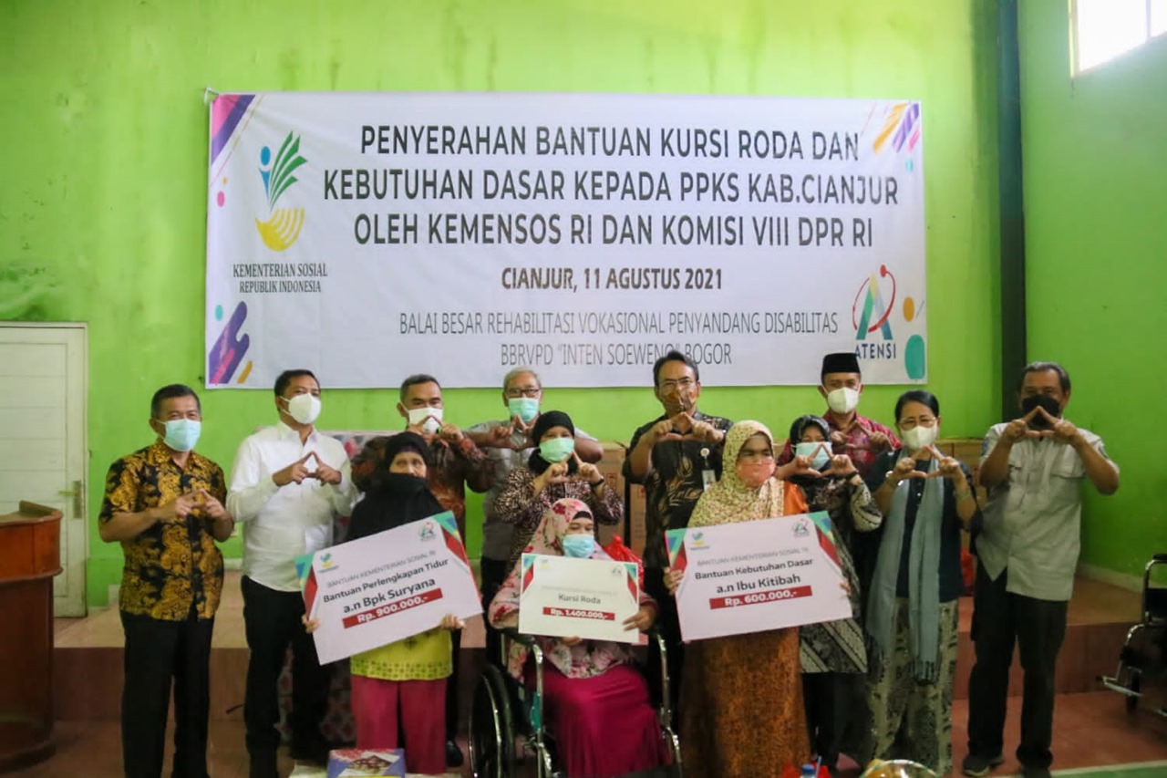 Ministry of Social Affairs Distributes Aid for PPKS in Cianjur Regency