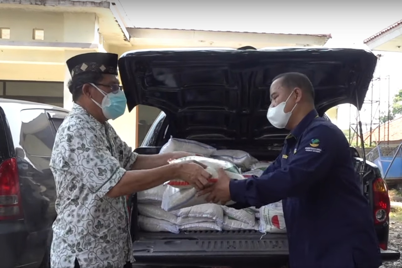 Ministry of Social Affairs Distributes 3,000 Rice Packages for PPKM Affected Residents in Bogor Regency