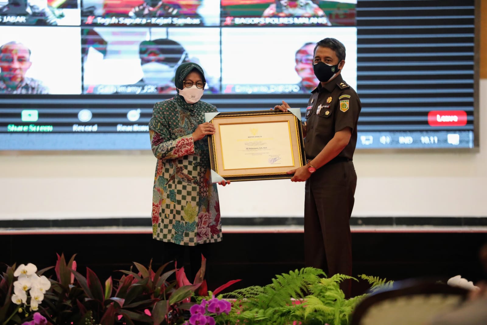 Social Minister Risma Gives Award to 143 Law Enforcement Officials