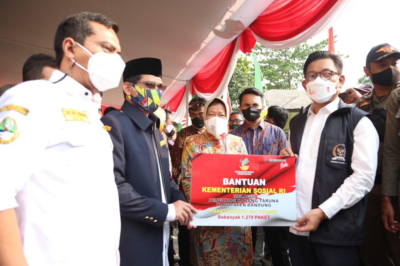 The Ministry of Social Affairs Distributes Various Aids for Family Beneficiaries and Beneficiaries in Bandung Regency