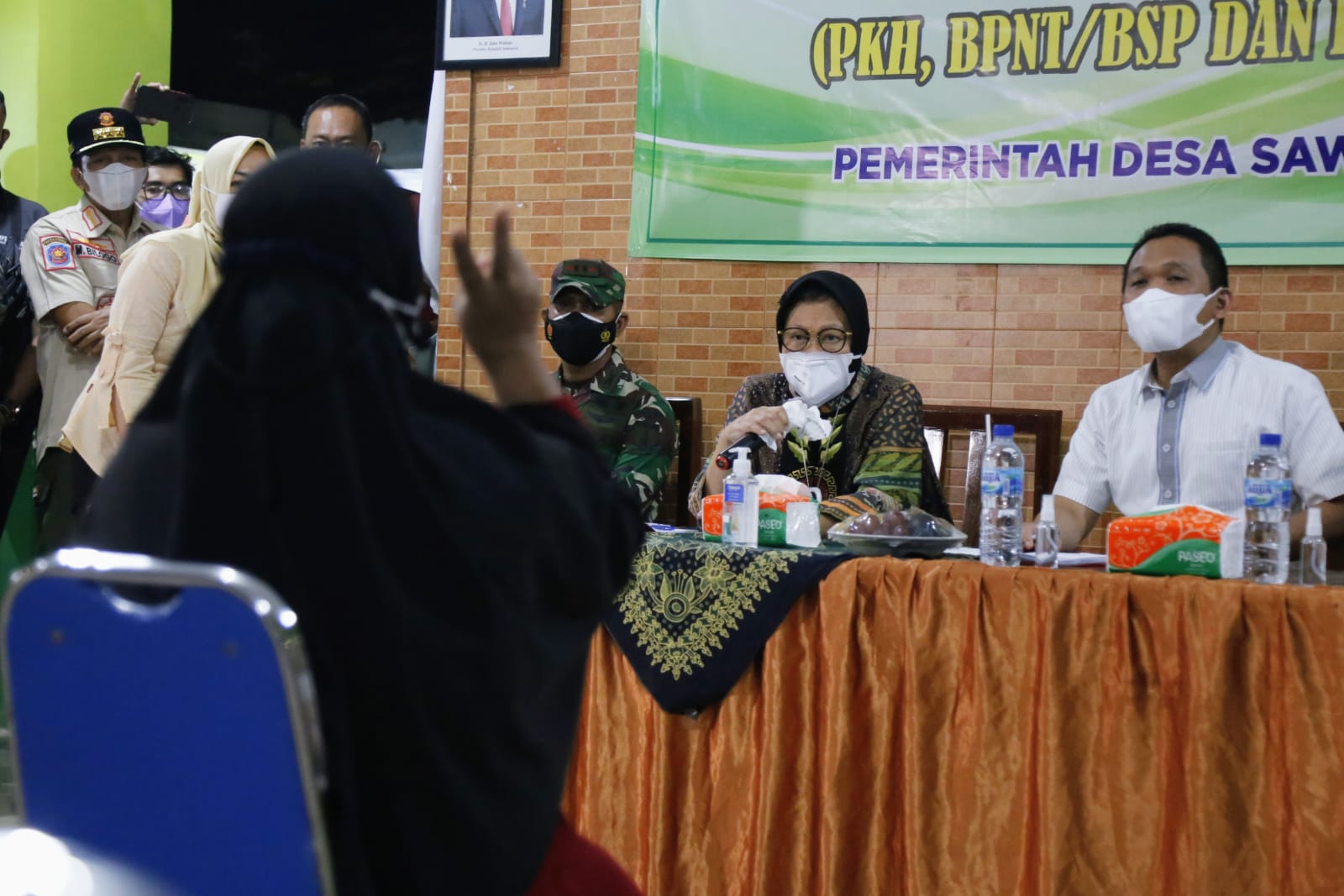 Mensos Risma Dengarkan Aspirasi KPM PKH di Posko Pengaduan Bansos di Lumajang