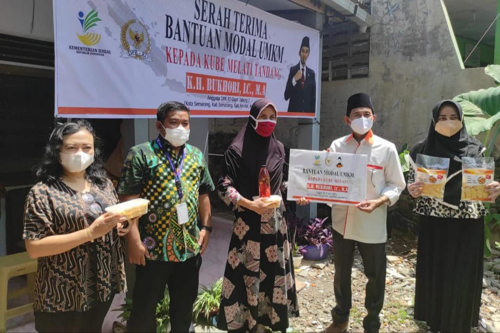 Kemensos Bersama Komisi VIII DPR RI Distribusikan Bantuan Masker dan Vitamin Bagi Masyarakat di Jawa Tengah