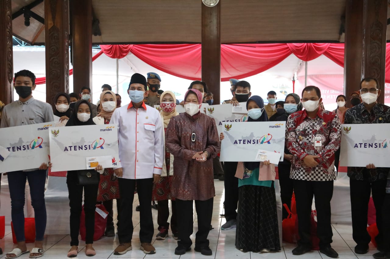 The Ministry of Social Affairs Distributes Various Social Aids in Semarang