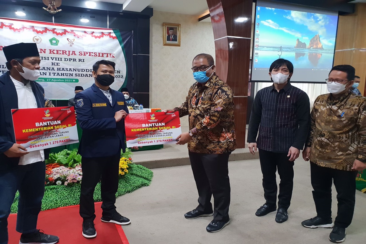 Kemensos Salurkan Paket Bantuan Sosial Masker dan Vitamin di Banten