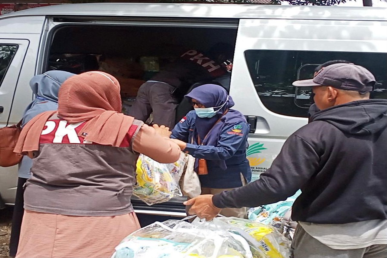 Respon Tanggap Pasca Banjir, Kemensos Salurkan Paket Bantuan di Kampar