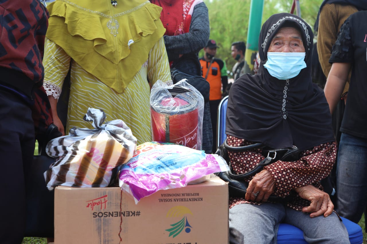 Penyaluran Bantuan bagi Warga Terdampak Banjir di Katingan