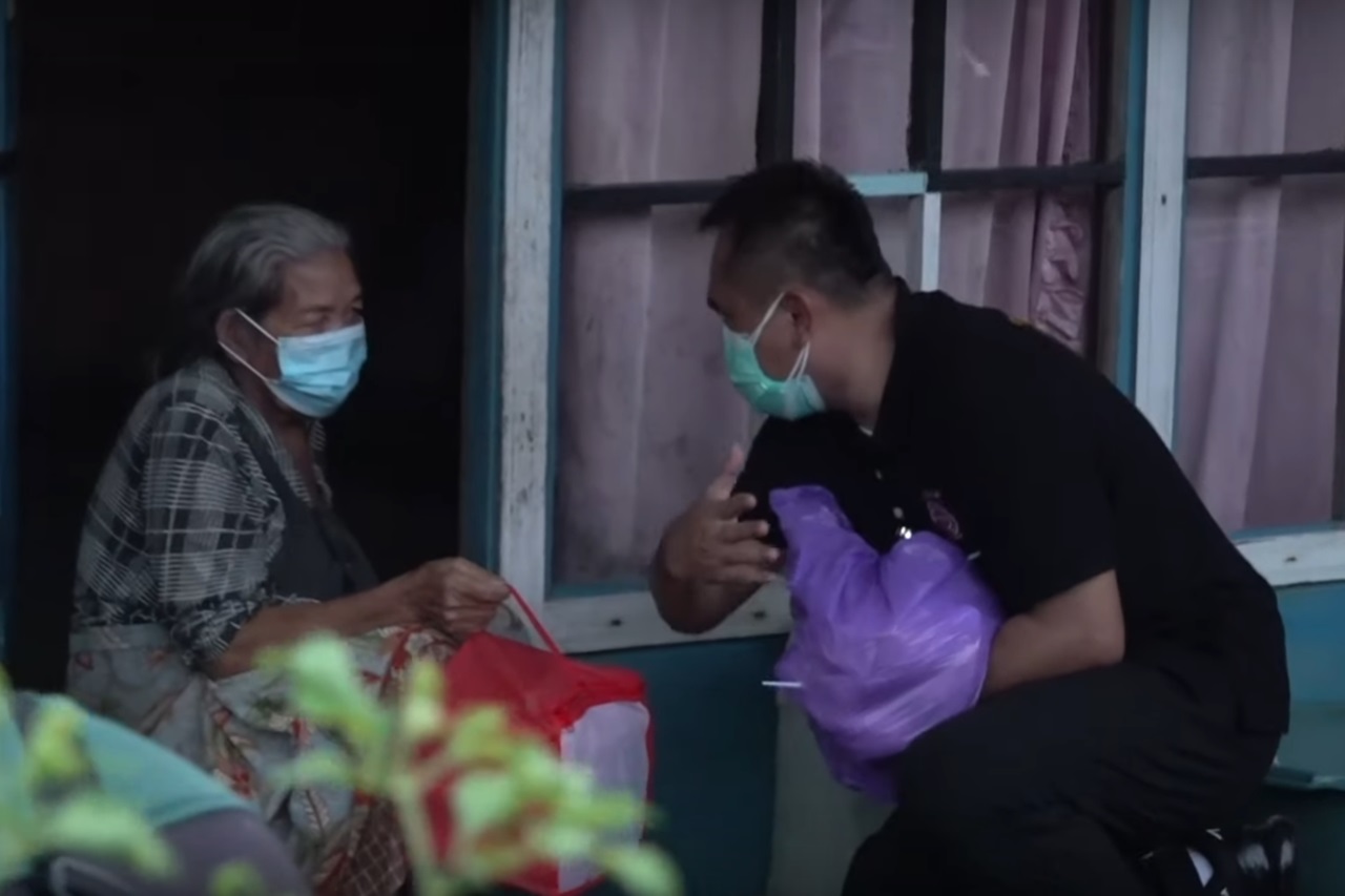 The Moment When Risma Asked for Her Personal Bodyguard to Hand Over Food Aid to Flood Victims in South Kalimantan