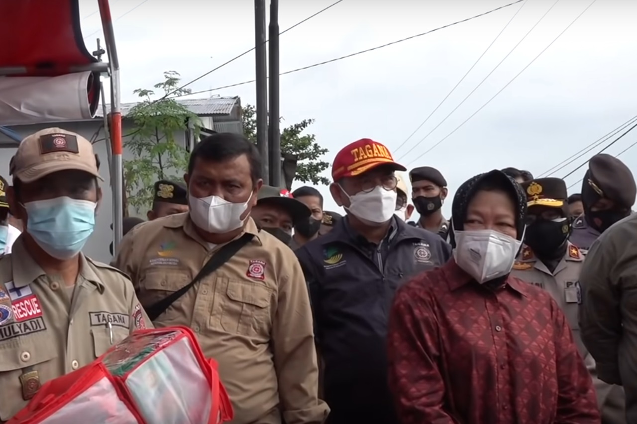 Reaksi Bu Risma Saat Mendengar Keluhan Korban Banjir di Palangkaraya