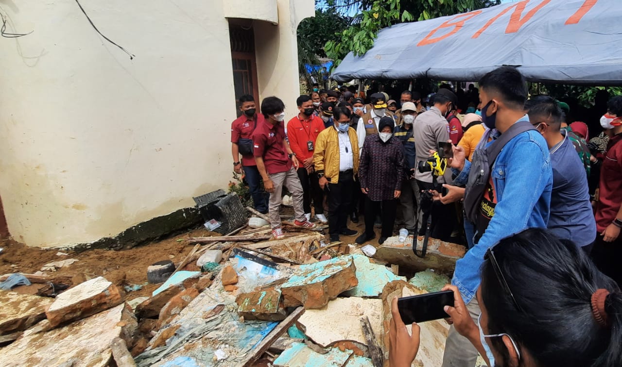 Kunjungi Lokasi Bencana di Padang Pariaman, Mensos Pastikan Penyintas Tercukupi Kebutuhan Logistiknya