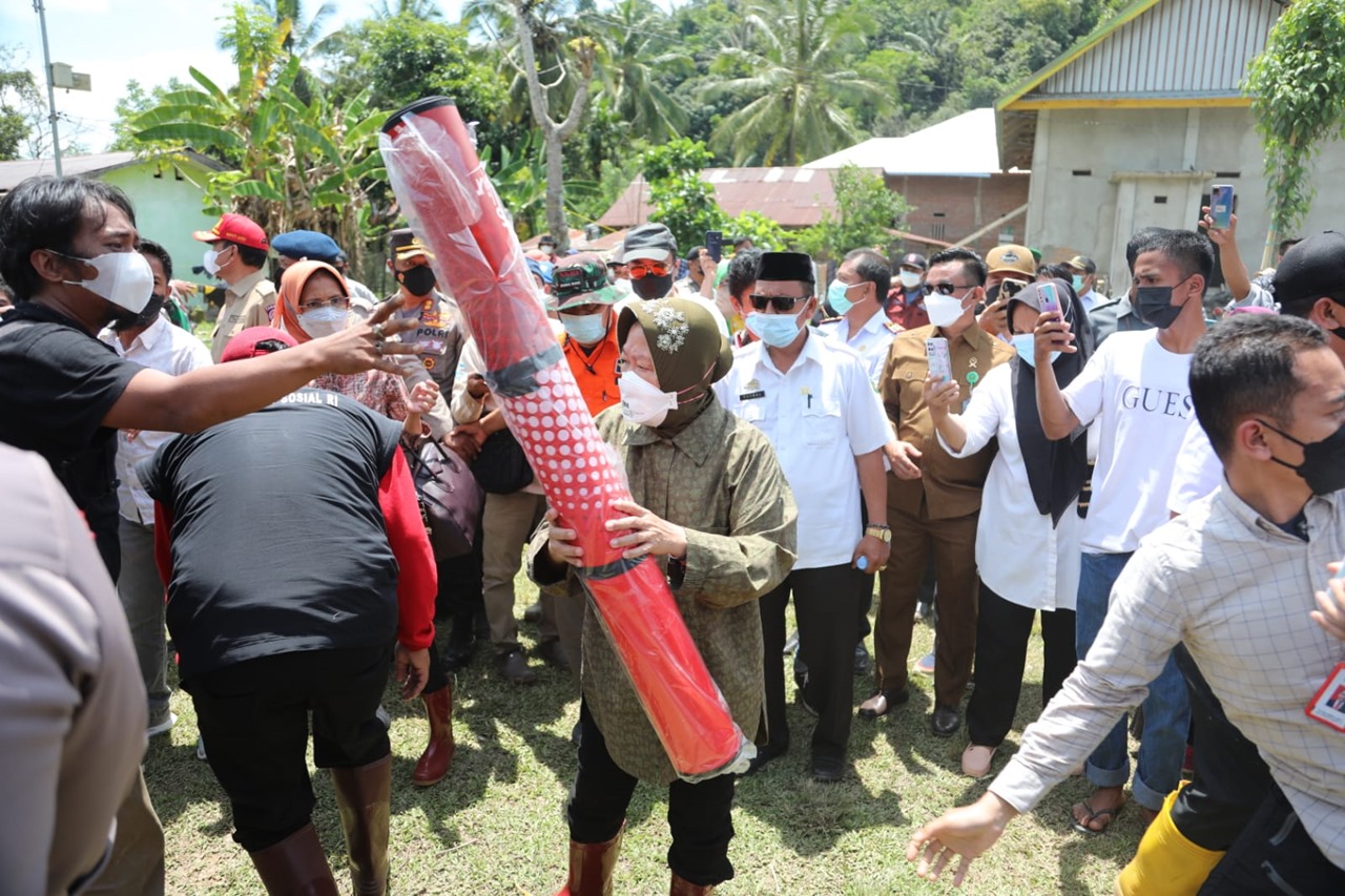 Kemensos Salurkan Bantuan bagi Warga Terdampak Longsor di Luwu