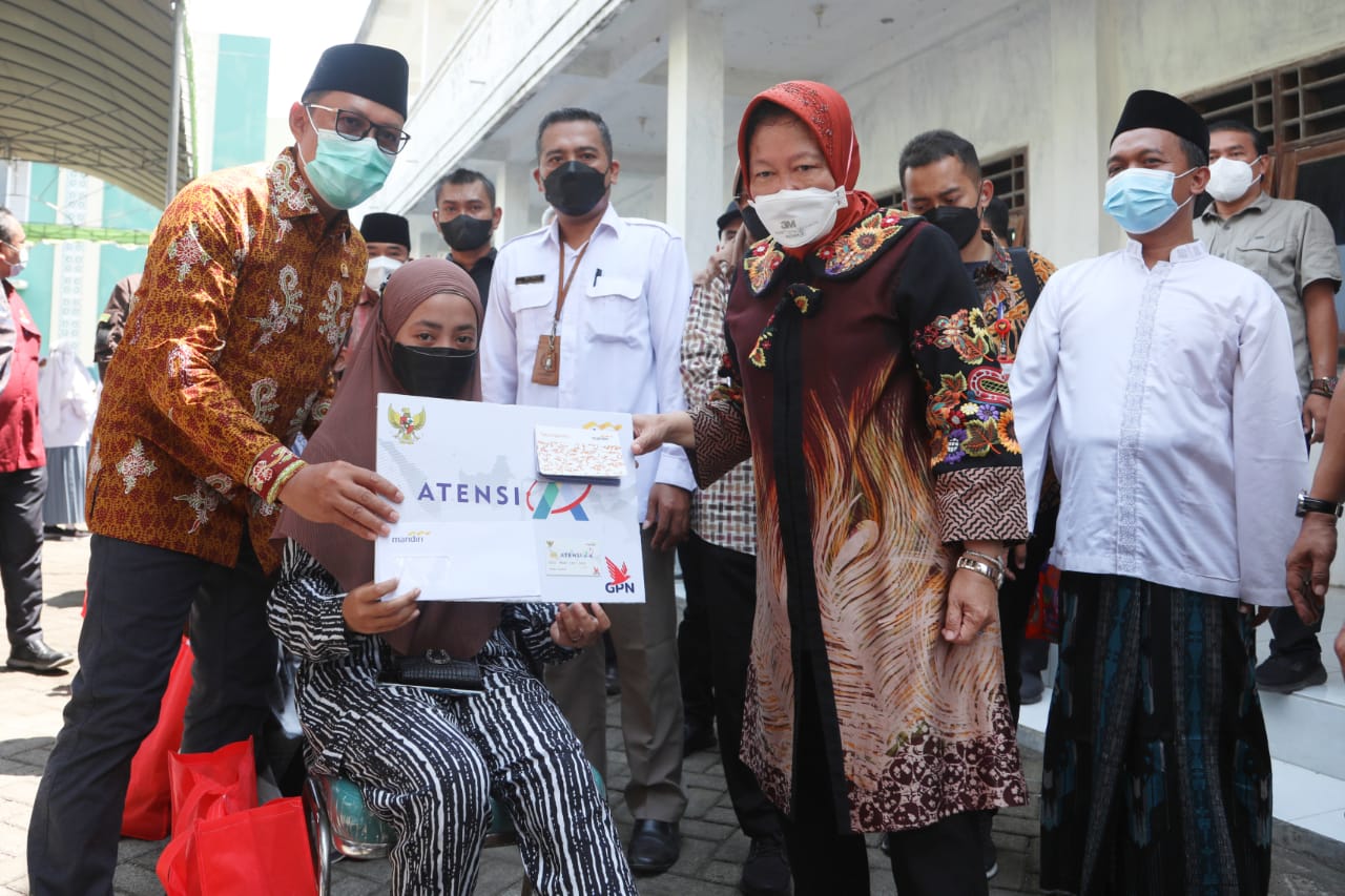 The Ministry of Social Affairs Distributes Various Aids in Bangkalan