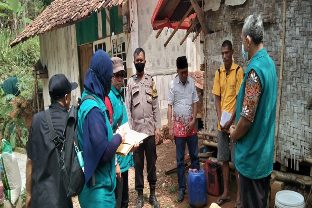 Kementerian Sosial Kunjungi SY, Warga Sukabumi yang Tinggal di Gubuk