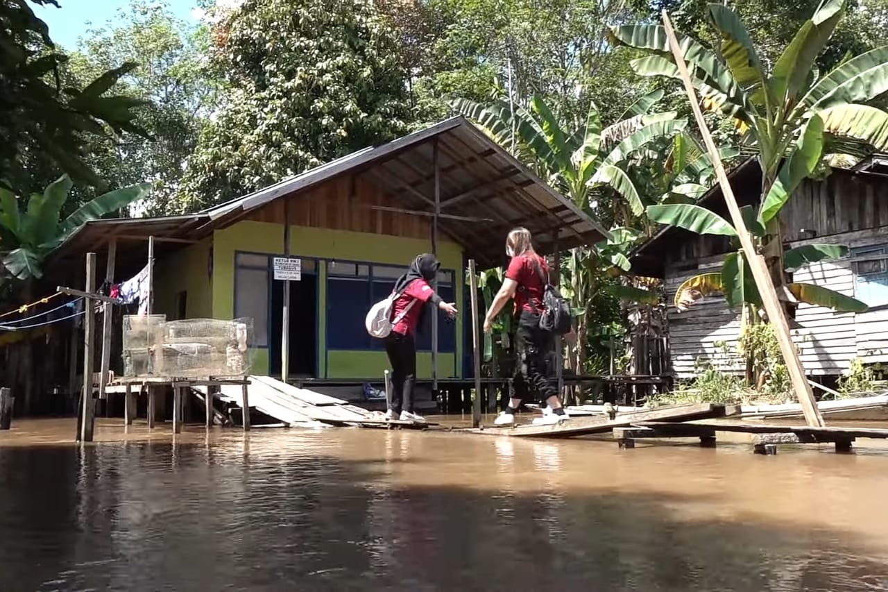 Deras dan Dalamnya Sungai di Kalimantan, Tak Halangi Purini Pendamping PKH Berikan Edukasi bagi Keluarga Penerima Manfaat