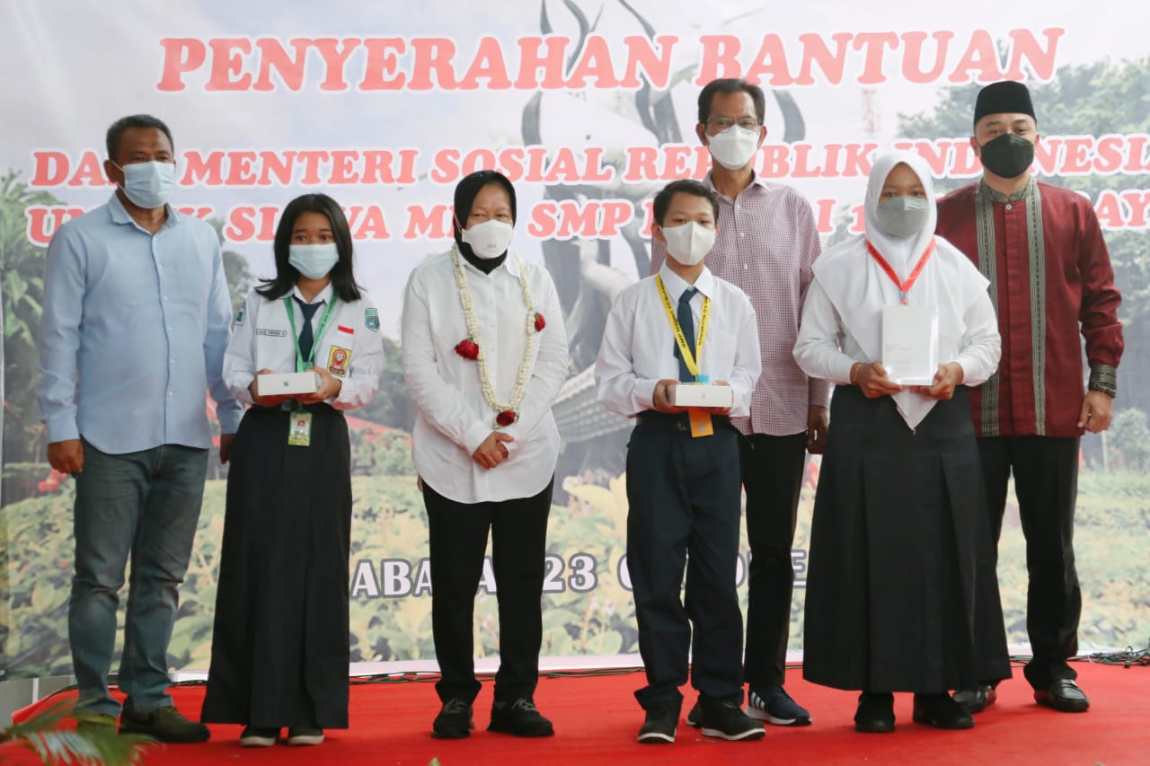 Bantu Pendidikan Siswa Tak Mampu Sekitar Eks Lokalisasi Dolly, Mensos Serahkan 105 Tablet Canggih