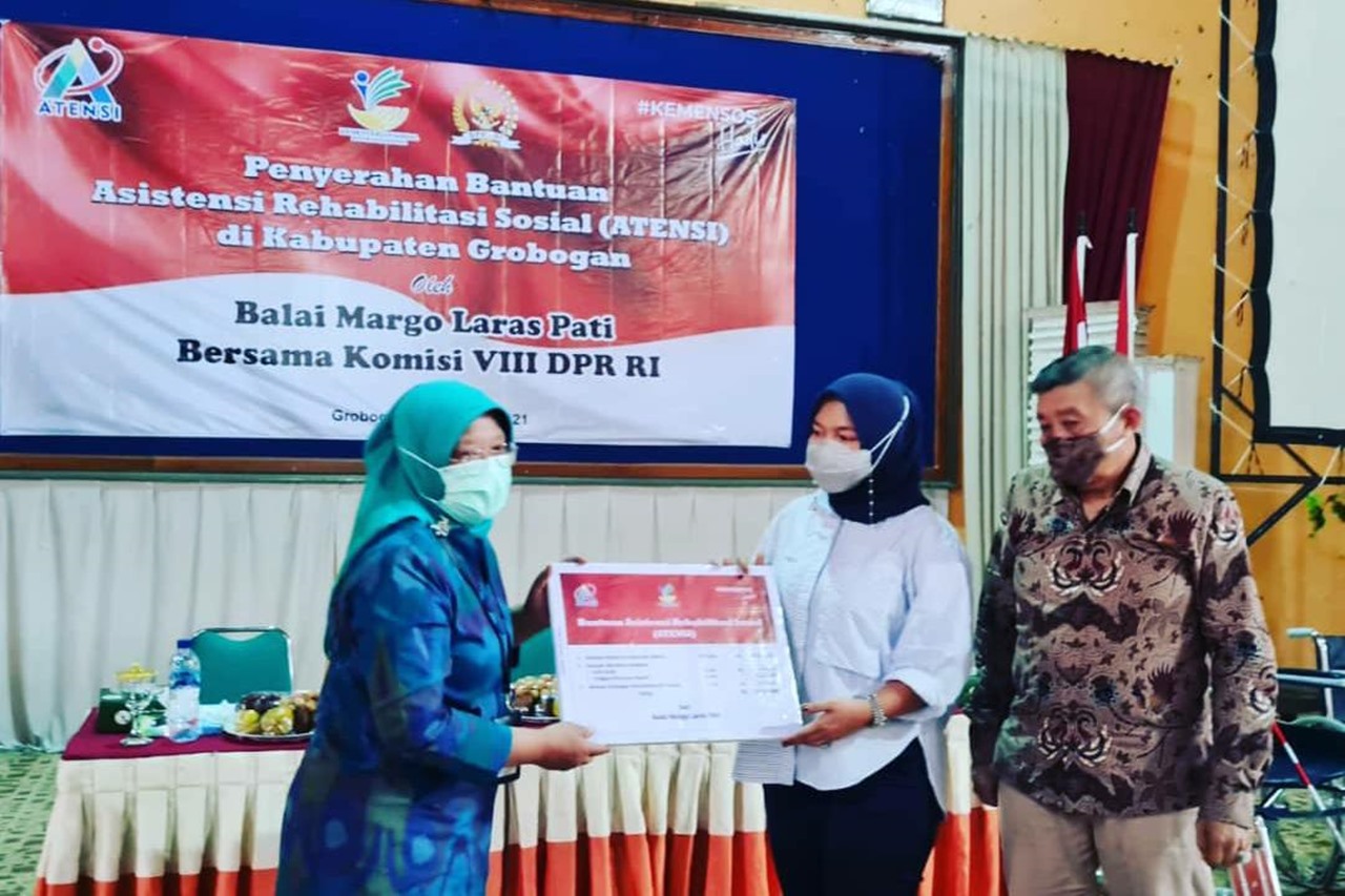 Balai "Margo Laras" bersama Komisi VIII DPR RI Serahkan Bantuan ATENSI di Grobogan