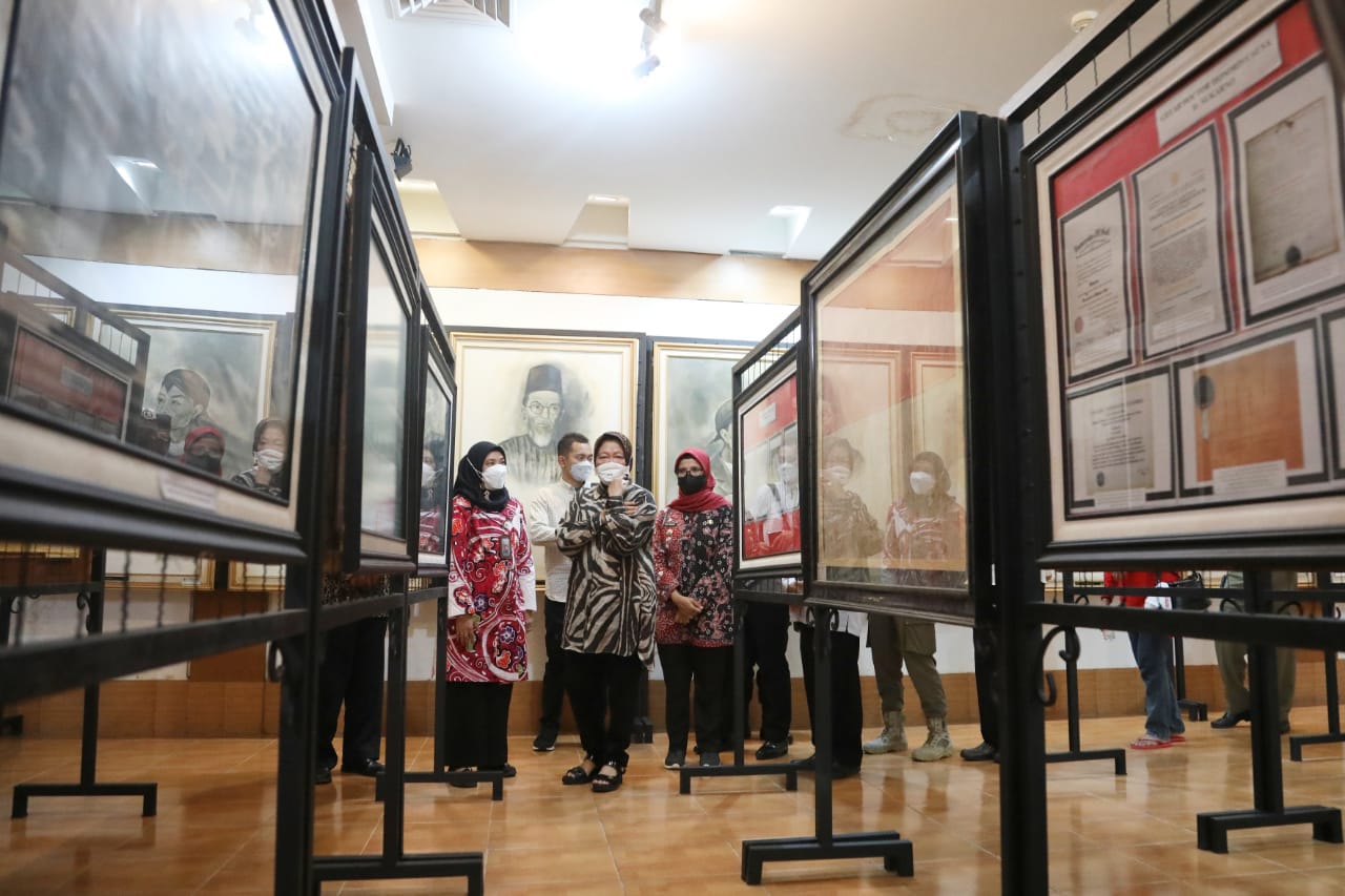 Social Minister Invites Young Generation to Learn from Bung Karno's Library Collection