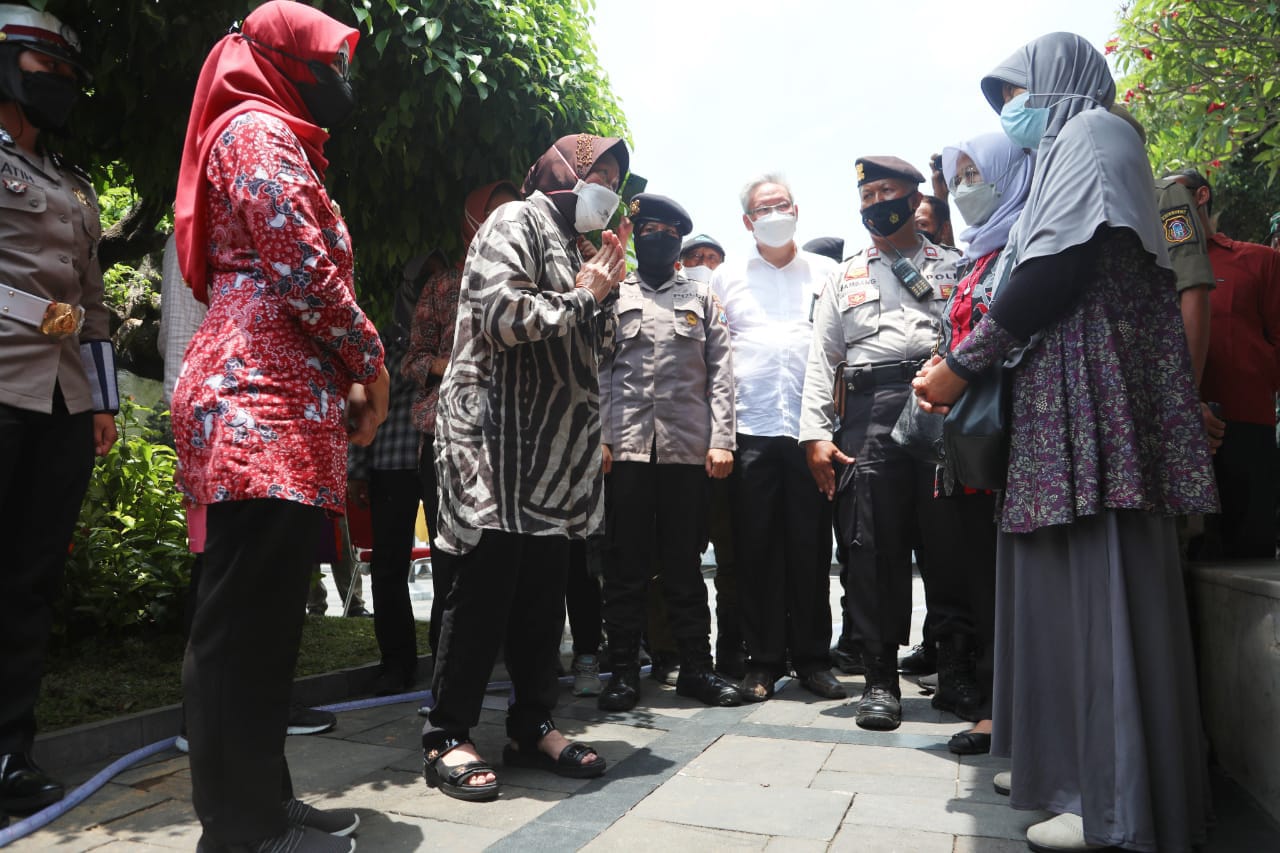 Di Hadapan Peternak Ayam, Mensos Jelaskan Detil Kewenangan Kemensos yang Tidak Mencakup Kebijakan Penyerapan Telur