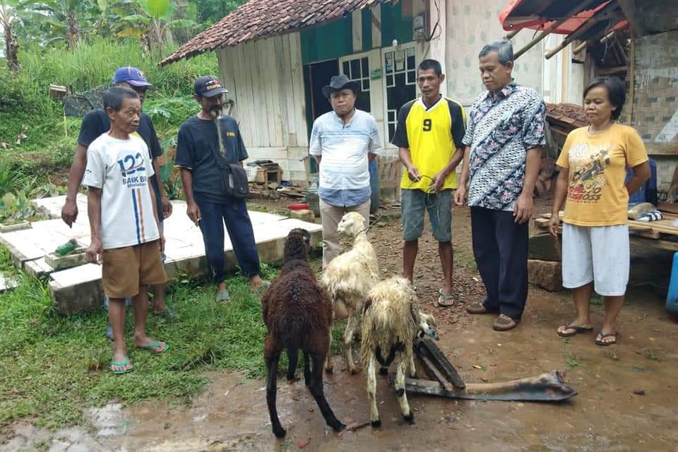 Kemensos Berikan Bantuan Kewirausahaan bagi SY, Warga Sukabumi yang Tinggal di Gubuk Derita