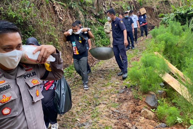 Kemensos Serahkan Bantuan ATENSI untuk Penerima Manfaat di Pelosok Cianjur