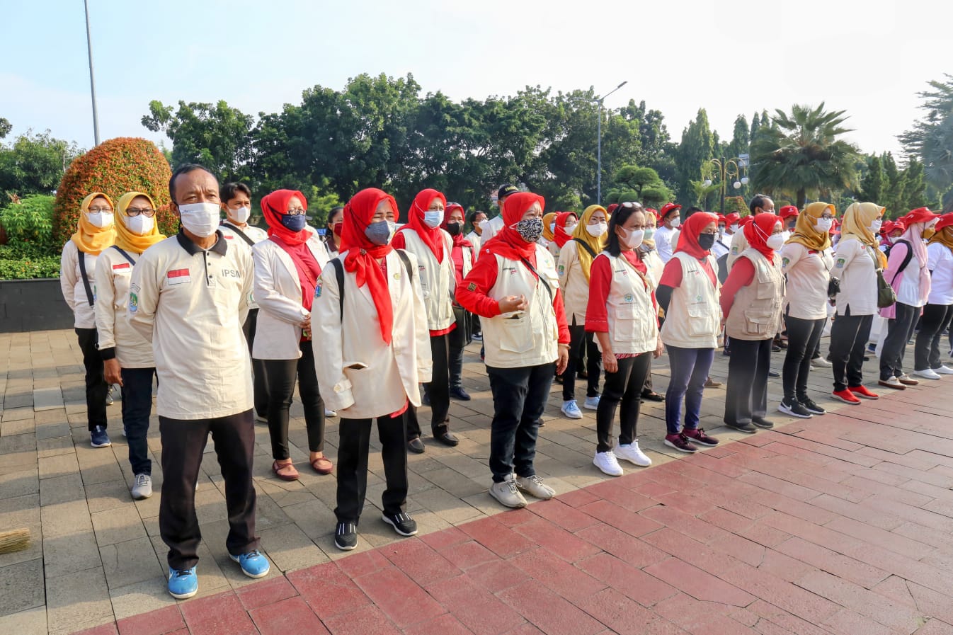 Implementasikan Nilai Kejuangan, Ratusan Pemuda dan Pilar-pilar Sosial Bahu Membahu Percantik Taman Makam Pahlawan