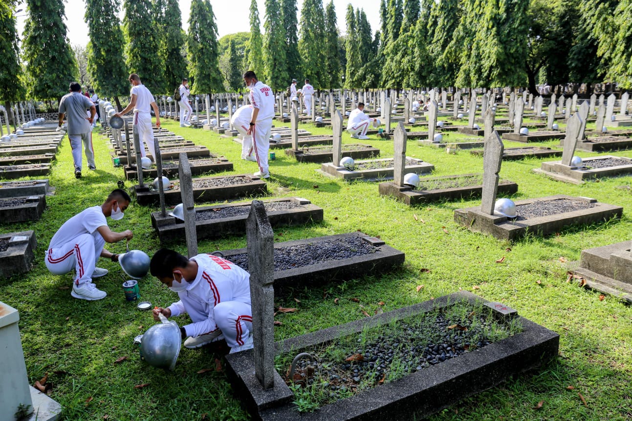 Jelang Hari Pahlawan 2021, Kemensos Lakukan Kerja Bakti Bersihkan Area TMPNU Kalibata