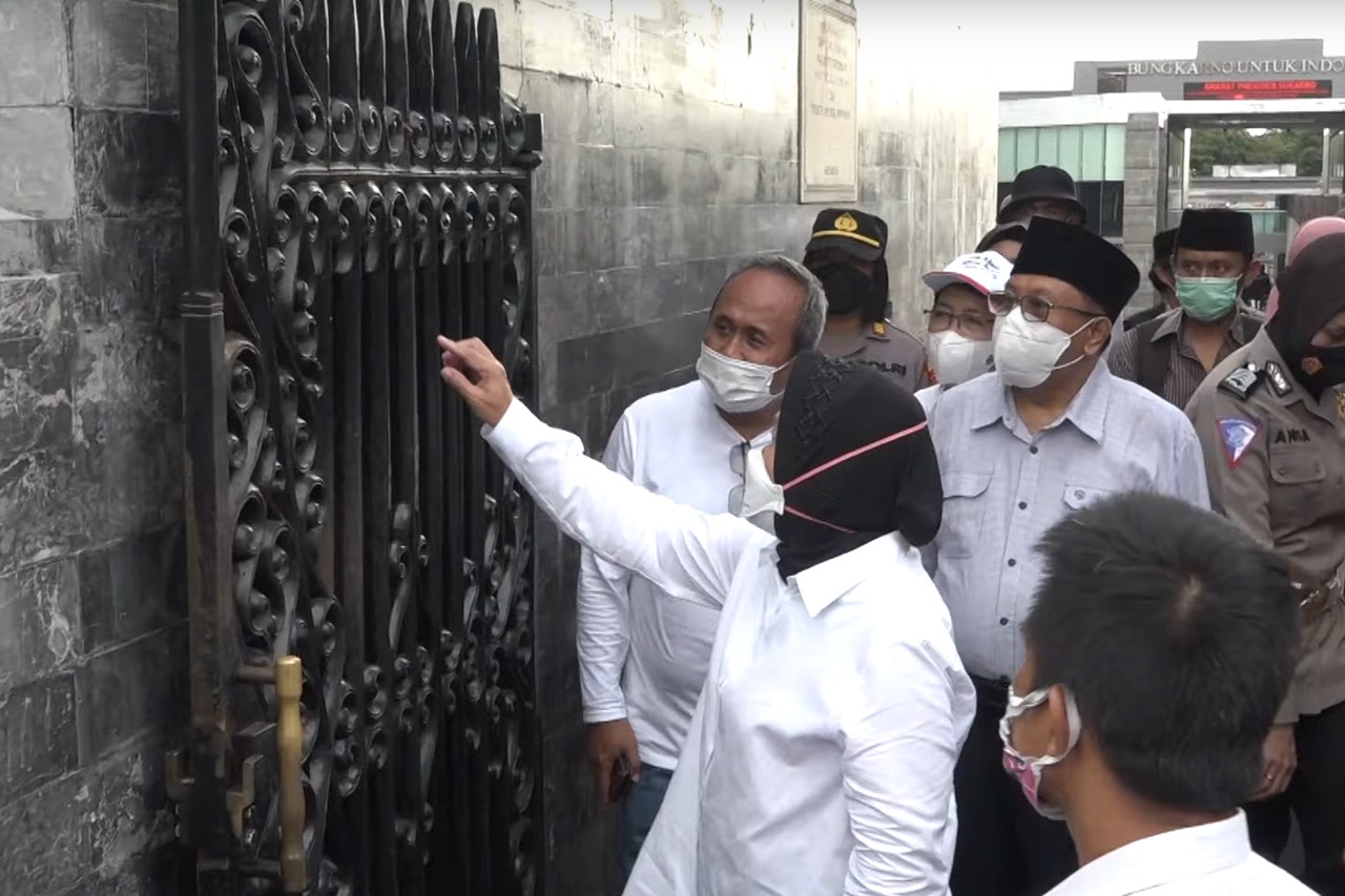 Pilgrimage to Bung Karno's Tomb in Blitar City, Social Minister Risma At the Same Time Checking Tomb Facilities